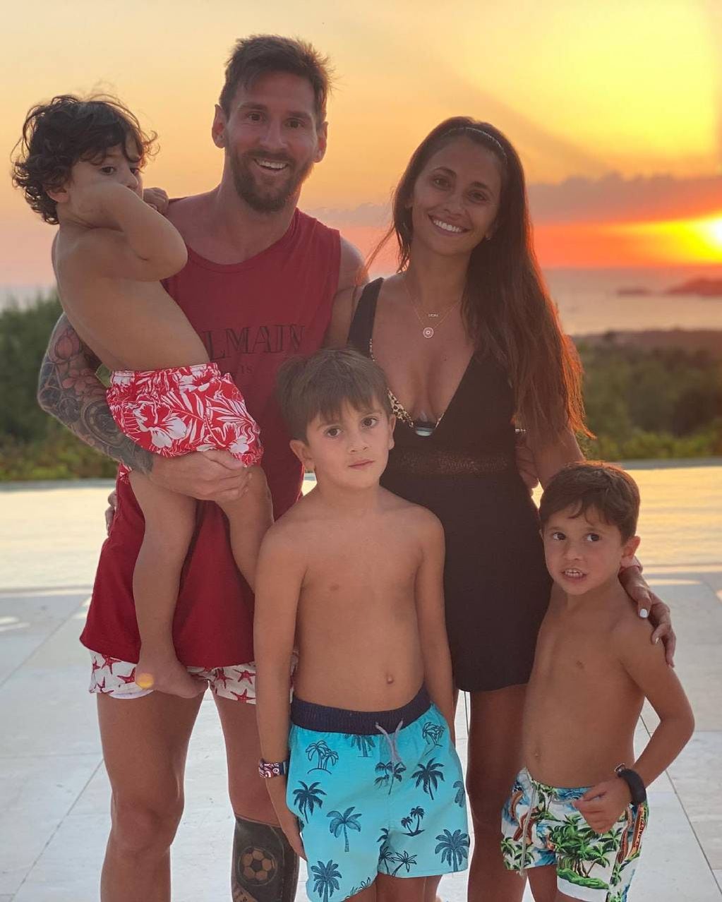 Antonela Roccuzzo cumplió 34 años y Lionel Messi lo celebró en Instagram con una foto junto a sus hijos Ciro, Thiago y Mateo.