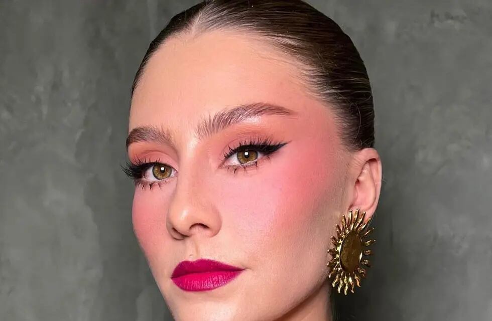 Pink Under Eye: la técnica de maquillaje viral para las amantes del rubor. Look por @cesarmushi.