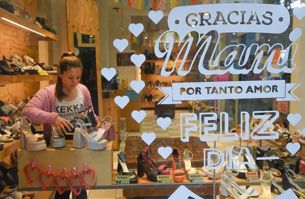 Compras día de la Madre. Comienzan las consultas de precios y compras para regalar en el día de la madre. Foto: José Gutierrez / Los Andes