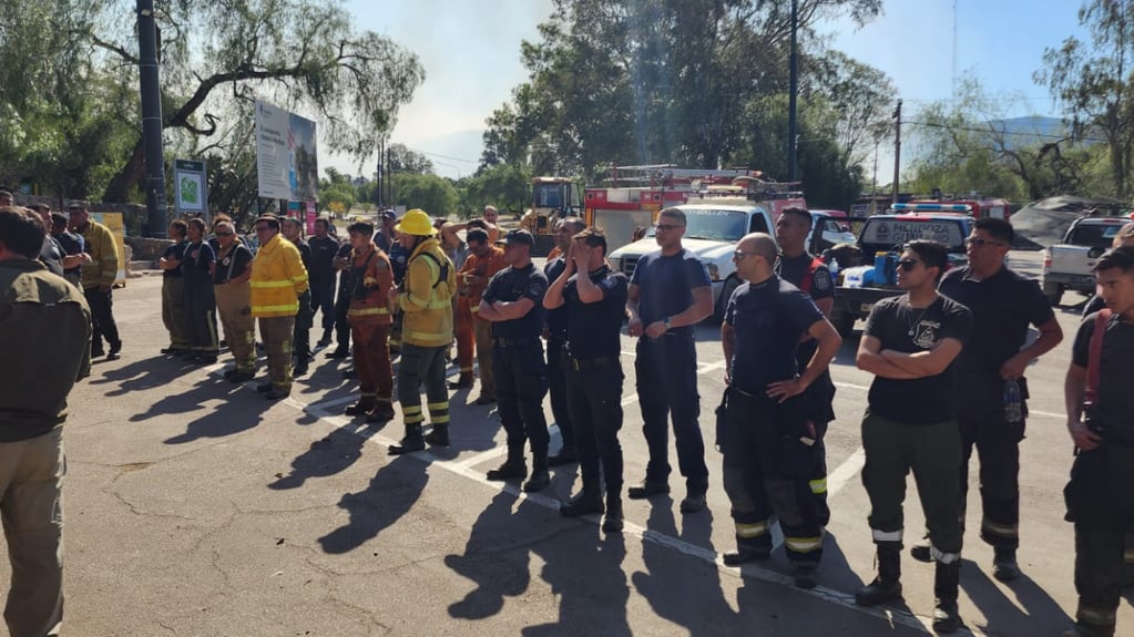 Además de los aviones hidrantes, se ha coordinado el desplazamiento de bomberos voluntarios desde la otras provincias para brindar apoyo en tierra. Gentileza: Prensa Gobierno de Mendoza