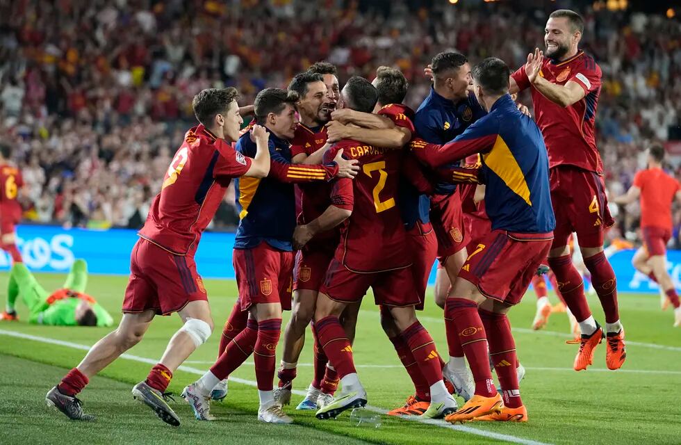 Los jugadores de España tras derrotar a Croacia en una tanda de penales en la final, el domingo 18 de junio de 2023, en Róterdam, Holanda.