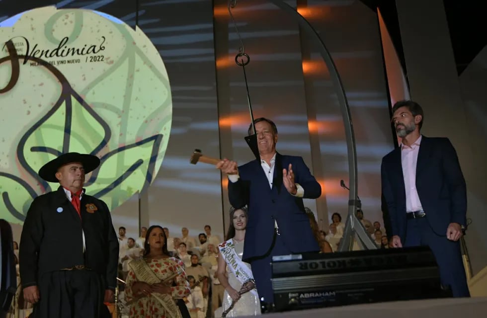 Bendición de los Frutos 2022, el gobernador Rodolfo Suárez realiza el tradicional "Golpe de reja". Foto Orlando Pelichotti