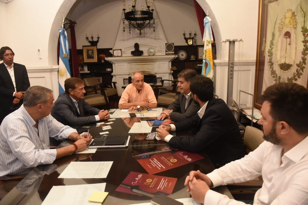 El gobernador Rodolfo Suárez junto al vicegobernador Mario Abed estuvieron en la Municipalidad de San Martín y fueron recibidos por el intendente Raúl Rufeil.