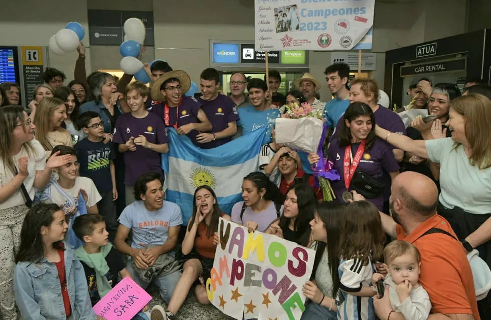Los estudiantes mendocinos que se clasificaron subcampeones en el mundial de robótica, de Singapur, llegaron a Mendoza y fueron recibidos por sus familiares y amigos en el aeropuerto.