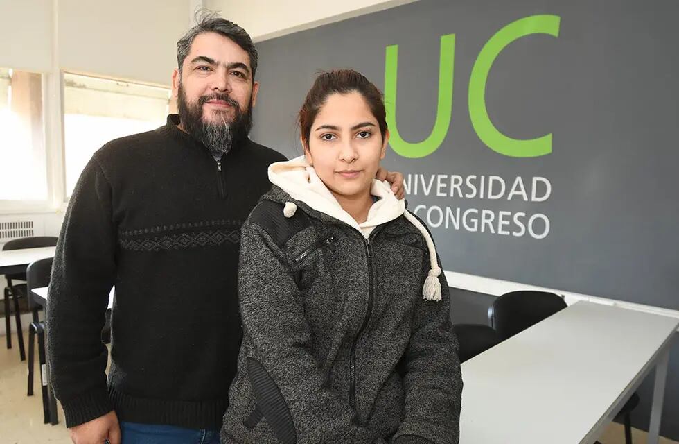 Nicolás enviudó cuando era joven y crió solo a sus dos hijos. Va por su segundo título universitario, ahora junto a su hija. Foto: José Gutierrez / Los Andes
