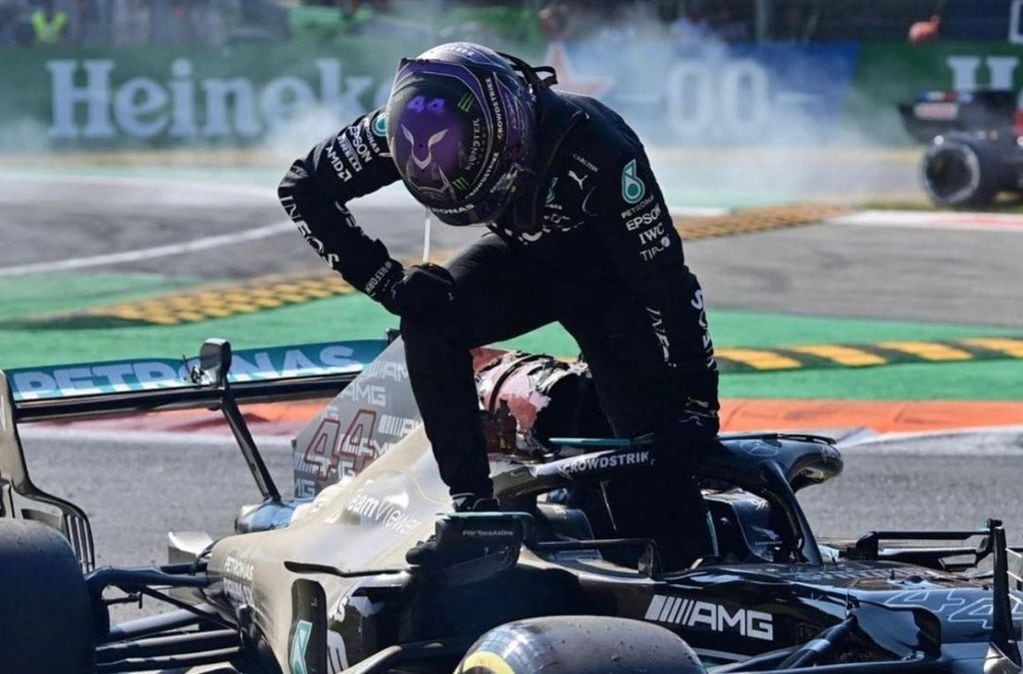 Lewis Hamilton se tomó unos minutos, antes de salir de su Mercedes, tras el impactante accidente que tuvo con Max Verstappen. (@lewsihamilton)