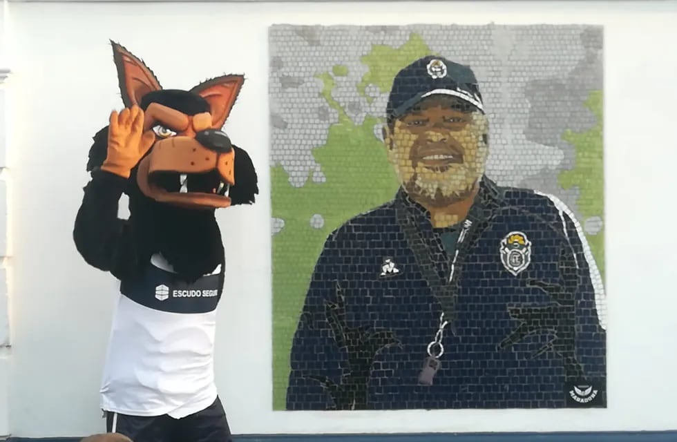La agrupación "Armando Gimnasia" inauguró un mural en homenaje a Diego Maradona y su debut como DT del Lobo el 15 de setiembre de 2019. / Gentileza.