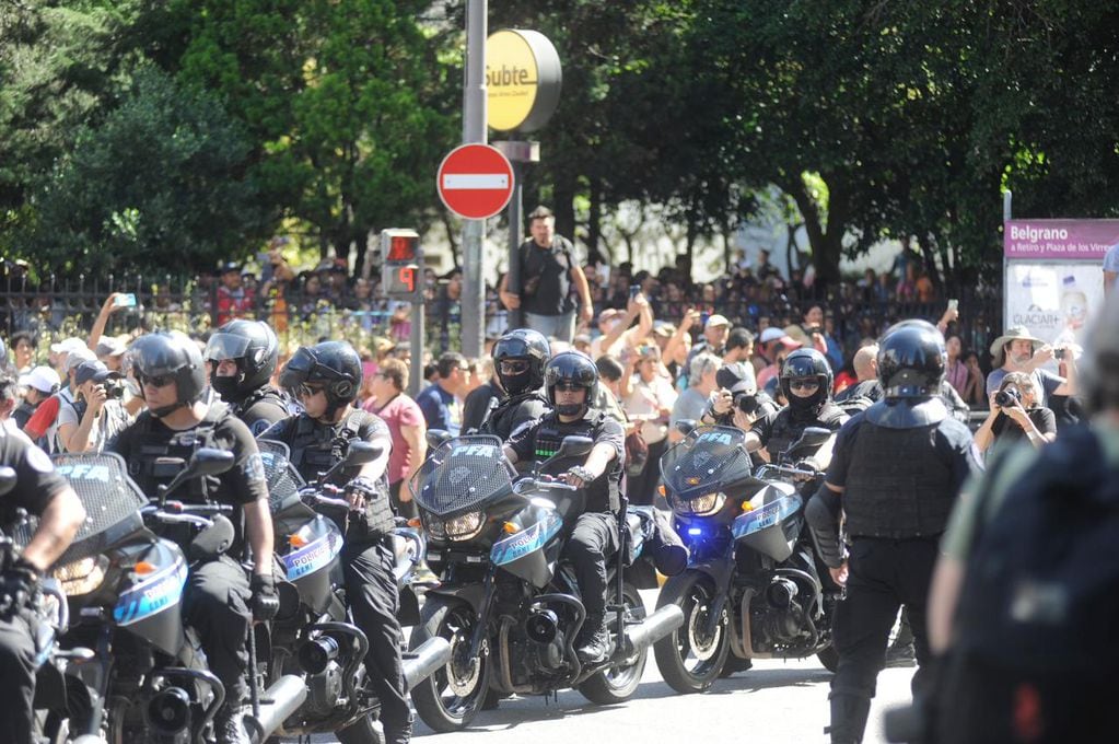 Organizaciones sociales y piqueteros en la Ciudad de Buenos Aires se manifestaron rodeados de la fuerzas de seguridad. Foto: Federico Lopez Claro