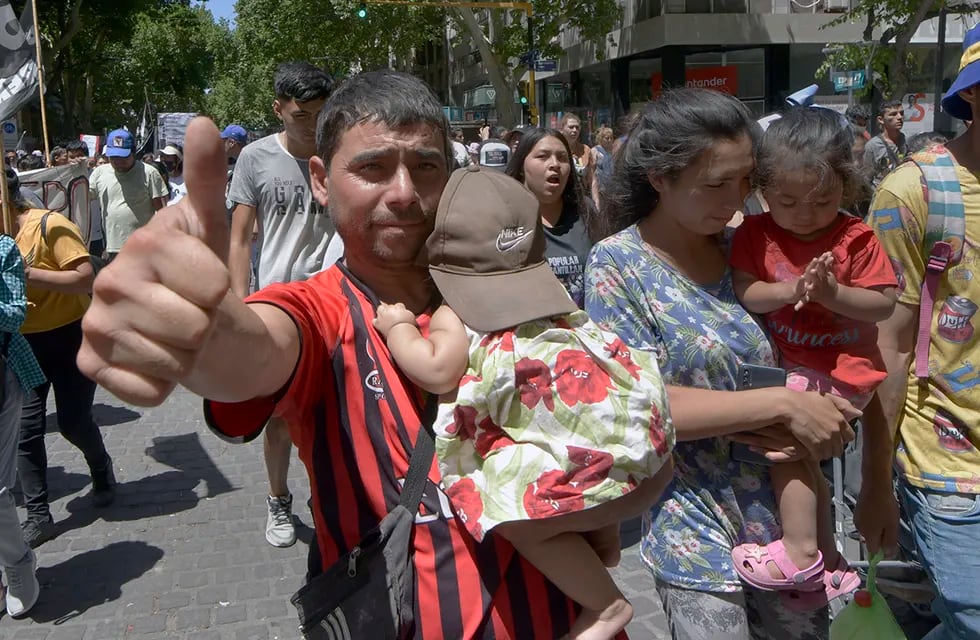 El Polo Obrero realizó una marcha por las calles céntricas de Mendoza, en reclamo de aumentos en los Planes Sociales. Imagen ilustrativa del 6 de diciembre. Foto: Orlando Pelichotti. 


Foto: Orlando Pelichotti