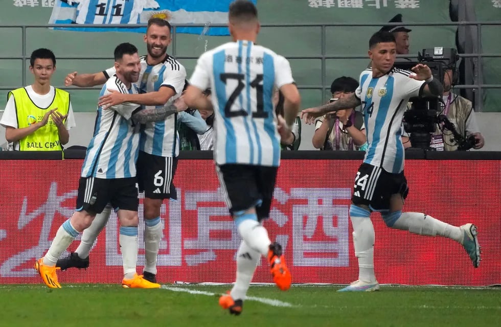 Messi abraza a Pezzella, los goleadores del partido. / AP