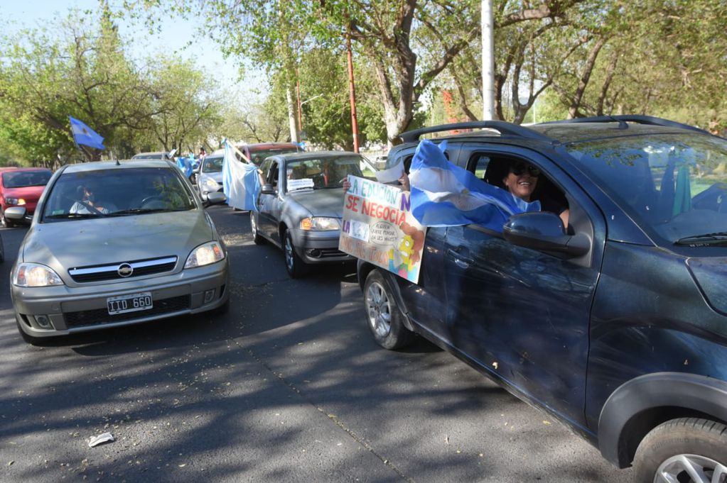 Numerosos vehículos participaron de la manifestación contra la nueva Ley de Educación que impulsó el Gobierno de Mendoza.
