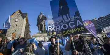 “Roca no se toca”: vecinos de Bariloche participaron de un abrazo al monumento que el intendente quiere trasladar