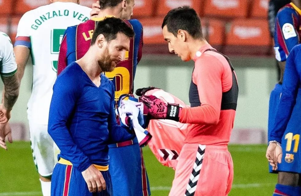 Edgar Badía y Messi intercambiando sus camisetas. / Gentileza.