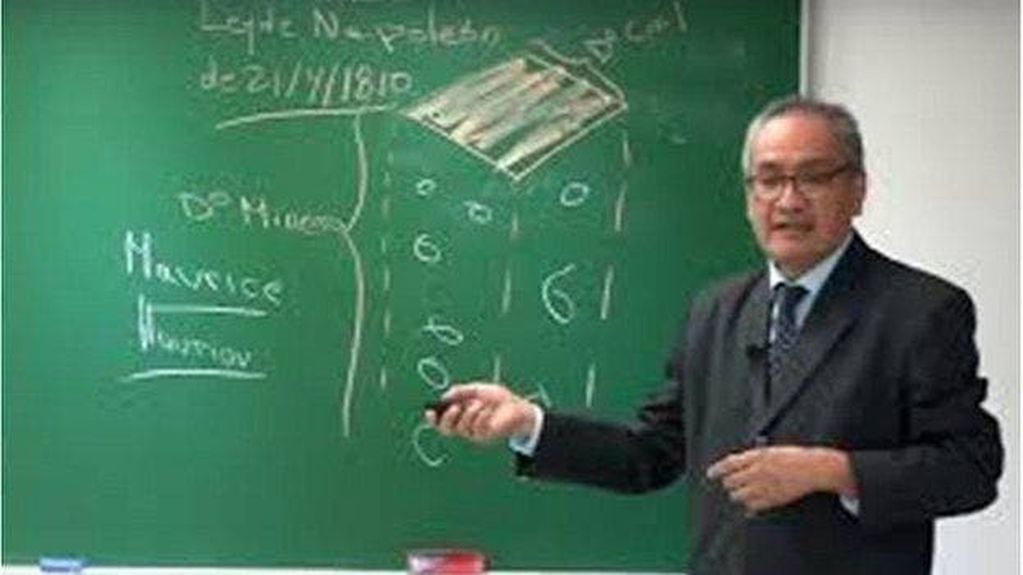 El profesor Juan Francisco Baldeón, dicta clases de derecho desde hace 17 años.