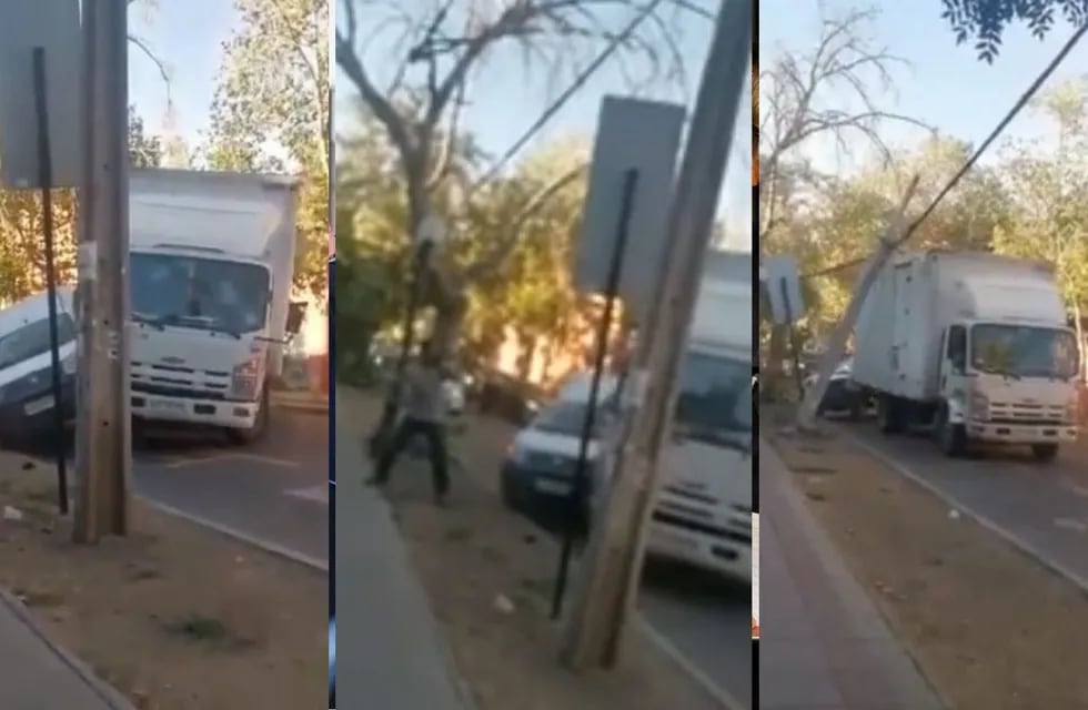 El camionero choco cuantas veces pudo a la camioneta antes de romper el alumbrado público. Foto: Captura YouTube.