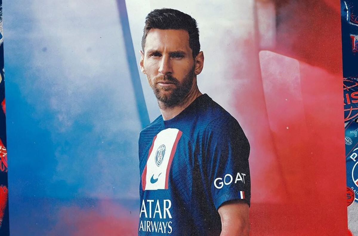 Lionel Messi y los jugadores del París Saint-Germain mostrando la nueva remera. (Prensa PSG)