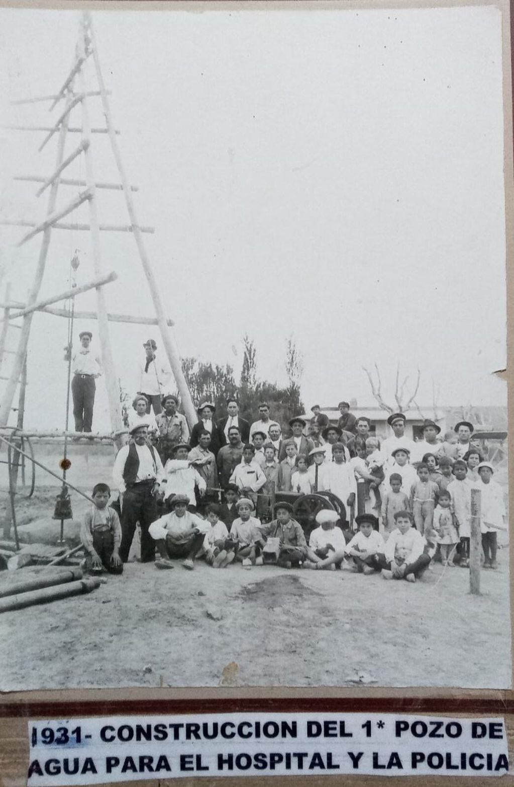 Manuel Chalabe recolectó imágenes del pueblo desde el siglo XIX hasta la actualidad. El primer pozo de agua. Archivo Manuel Chalabe.
