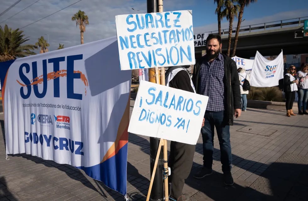 Los gremios SUTE y ATE se manifestaron la semana pasada en distintos puntos de la provincia en reclamo de aumento salarial.

Foto: Ignacio Blanco / Los Andes