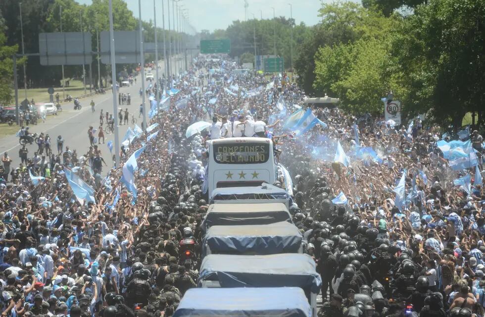 Festejos caravana de los hinchas y la selección Argentina desde Ezeiza Afa hasta gral paz y dellepiane 
messi de paul 
FOTOS CLARÍN