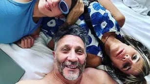 Fabiana Cantilo con Fito Páez y su novia en la cama.