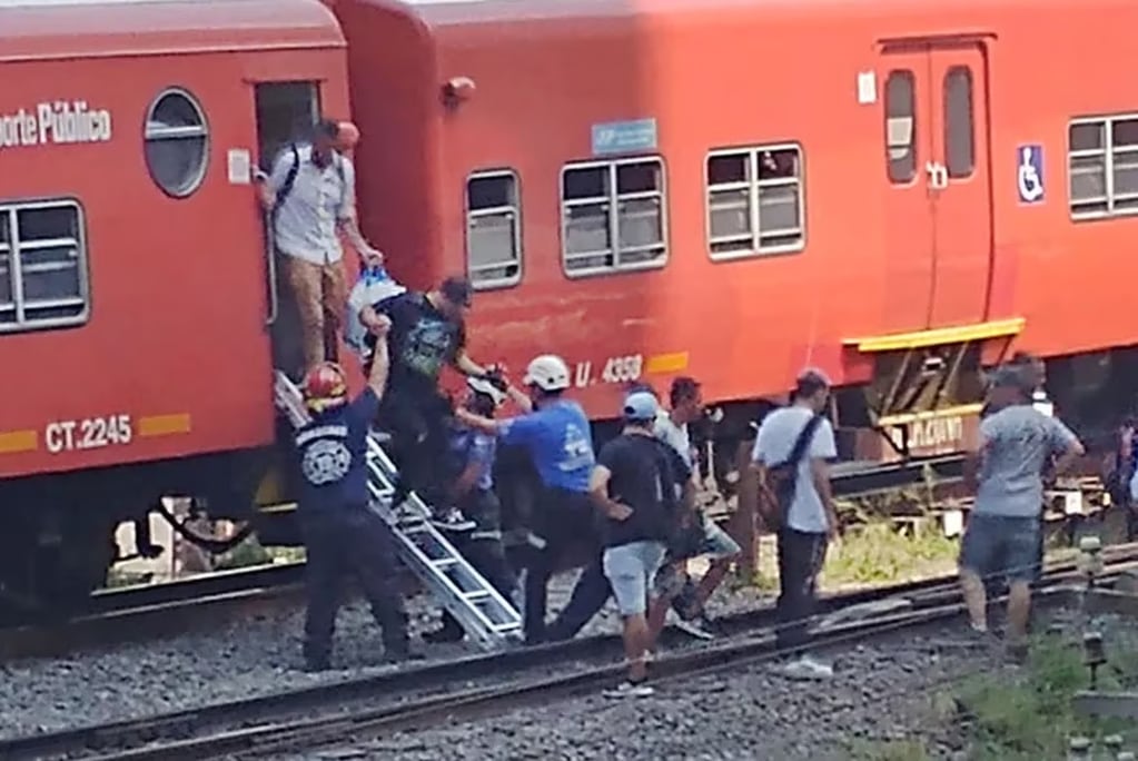 Debieron evacuar a los pasajeros - Foto La Nación
