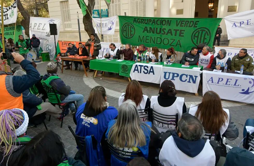 Protesta de trabadores afiliados a ATEEsta mañana los sindicatos y gremios realizaron una protesta en la puerta de la Legislatura ProvincialFoto: Orlando Pelichotti/ Los Andes