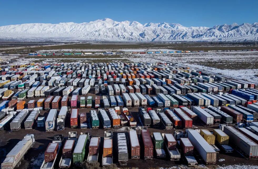 El Paso a Chile sigue cerrado y se espera temporal para el viernes: 3.000 camiones esperan en Mendoza. Foto: Ignacio Blanco / Los Andes.