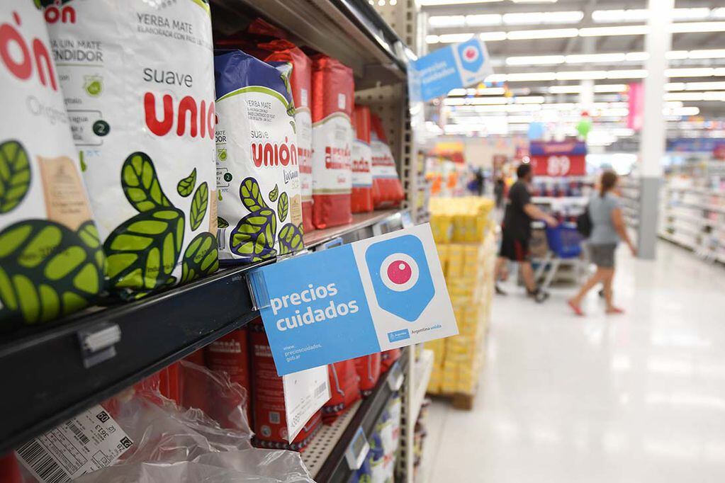 Mercadería en las góndolas de los supermercados y precios cuidados. Foto: José Gutiérrez / Los Andes