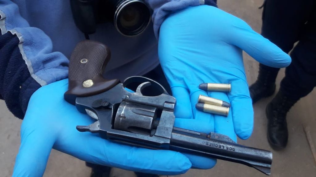 En una de las viviendas allanadas encontraron un revolver, entre otros elementos.