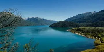 En verano, el PN Lago Puelo sirve de balneario para localidades cercanas como El Bolsón, Lago Puelo y El Hoyo. (123RF)