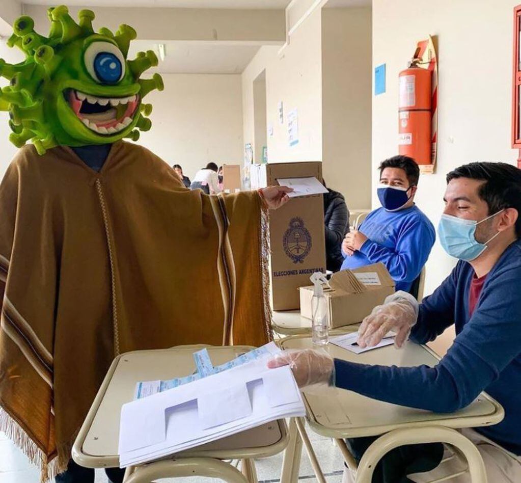 En Jujuy votó un hombre disfrazado de "coronavirus" - 