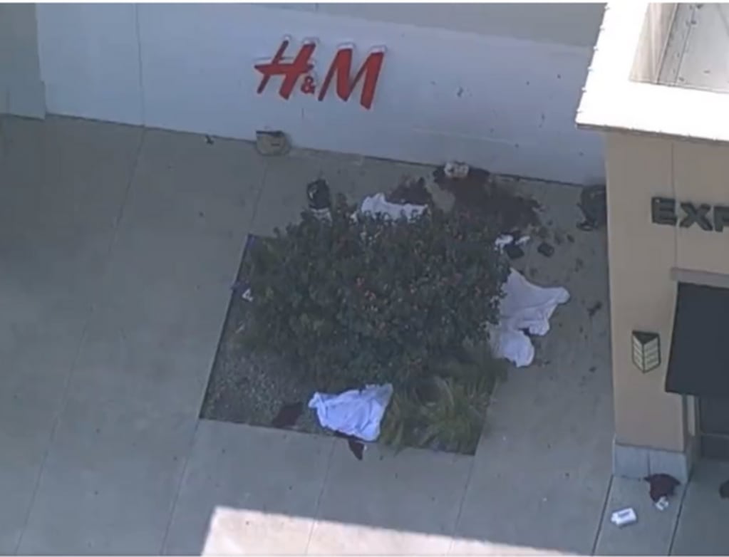Imágen aérea captada de las víctimas fatales del centro comercial Allen Premium Outlets. Foto: rawsalerts / Twitter.