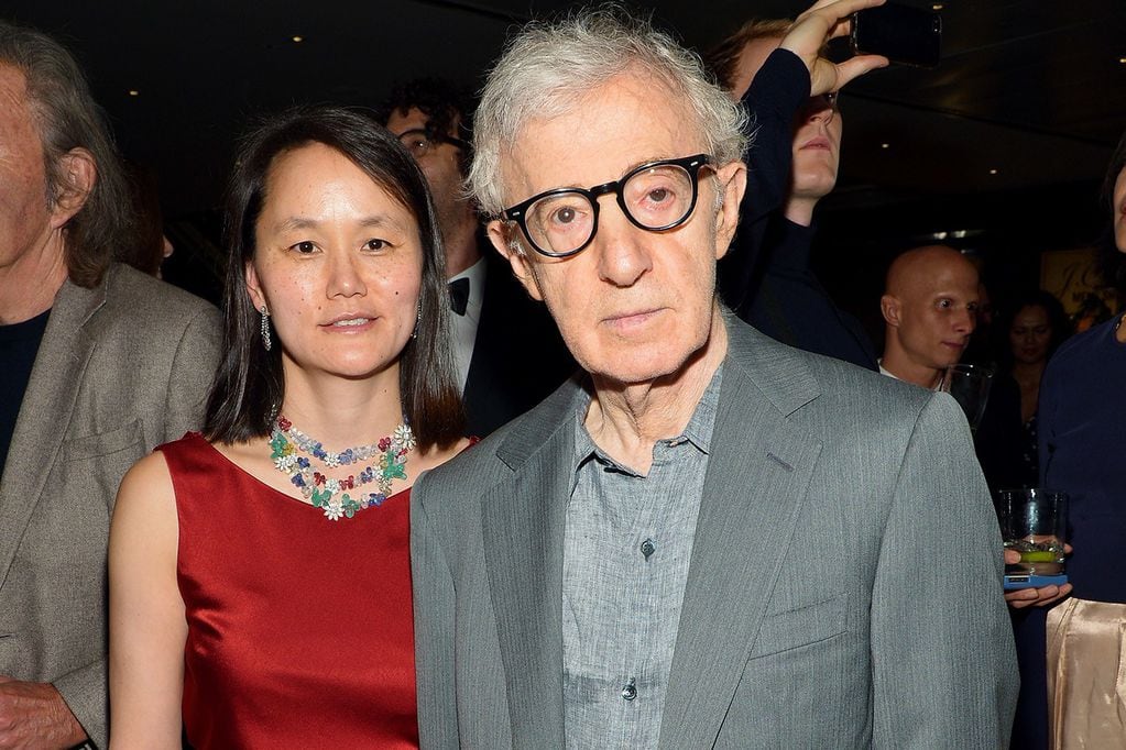 Woody Allen junto a su esposa, e hija adoptiva, Soon-Yi Previn.