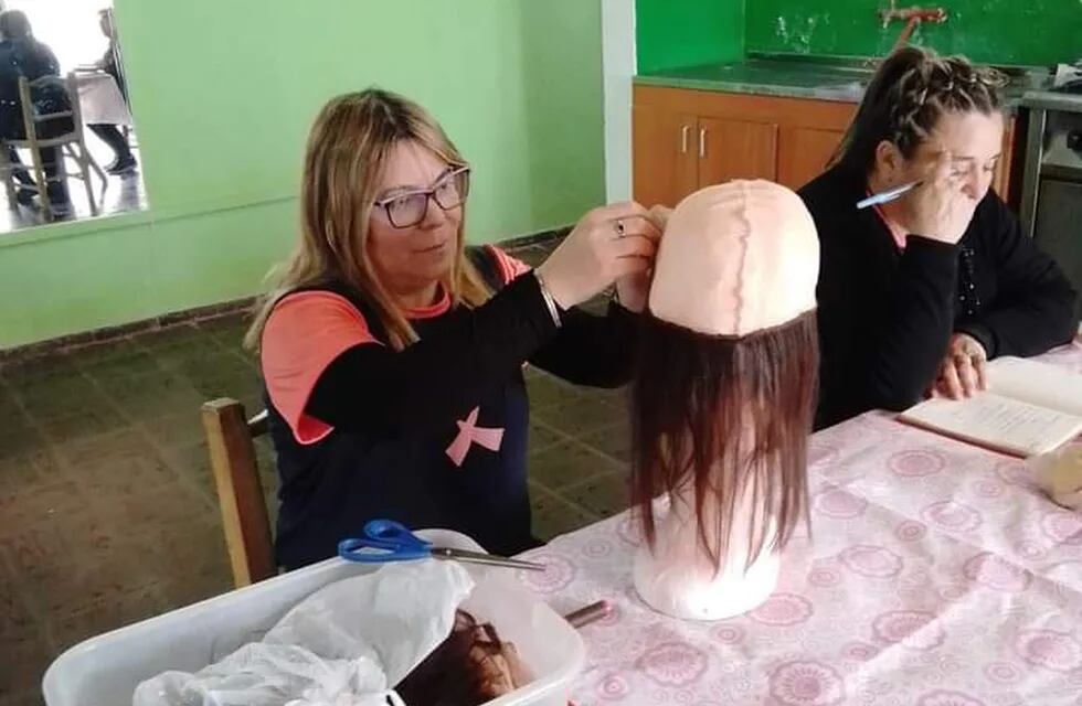 Bibiana Manchiafico y una amiga también voluntaria confeccionan las pelucas de manera artesanal.
