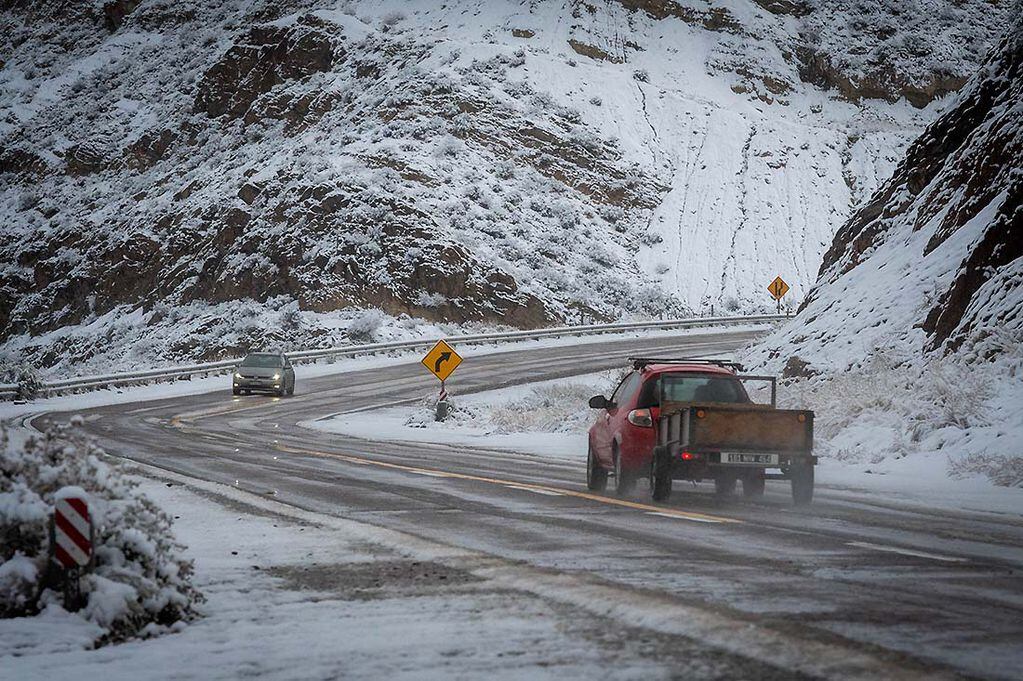 Como estaba pronosticado, el frente frío llegó a Mendoza durante este sábado. Muchas localidades provinciales se vistieron de blanco debido a las importantes nevadas que trajo el temporal.