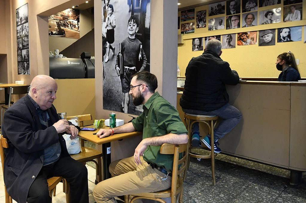 Cafés históricos. El café El Cafetal ubicado en calle Necochea de Ciudad es uno de los históricos cafés de Mendoza. Pipo y Gabriel charlan amenamente. Foto Marcelo Rolland / Los Andes