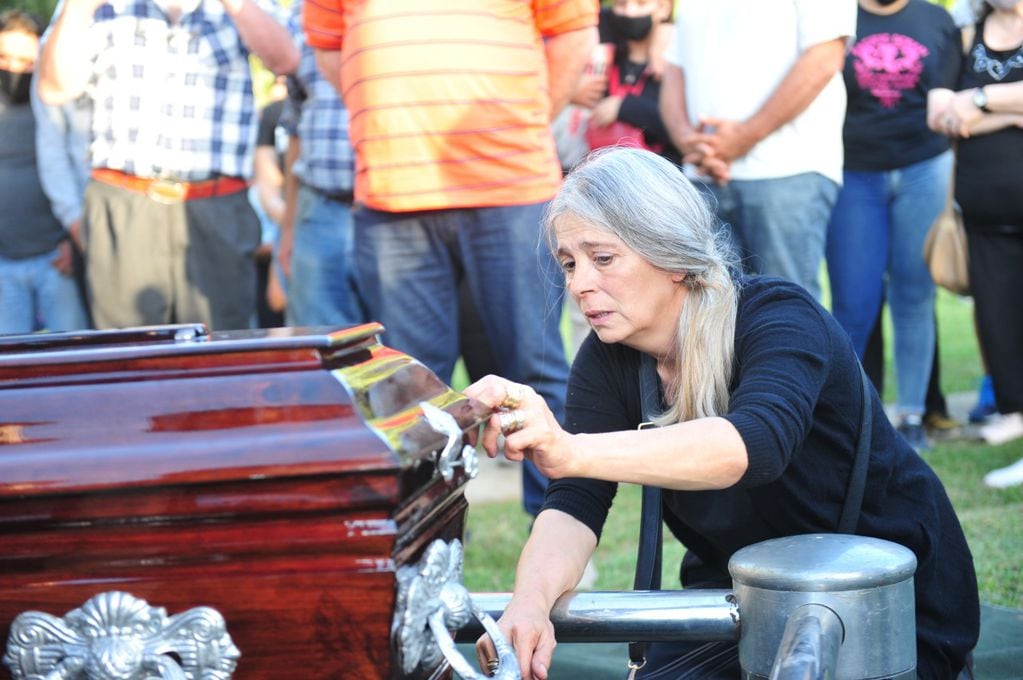 Patricia Nasutti, madre de la joven, despide los restos de su hija en medio del dolor.
