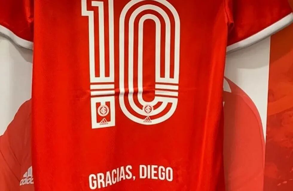 La número 10, la camiseta de Andrés D'Alessandro y su homenaje a Diego Maradona. / Gentileza.