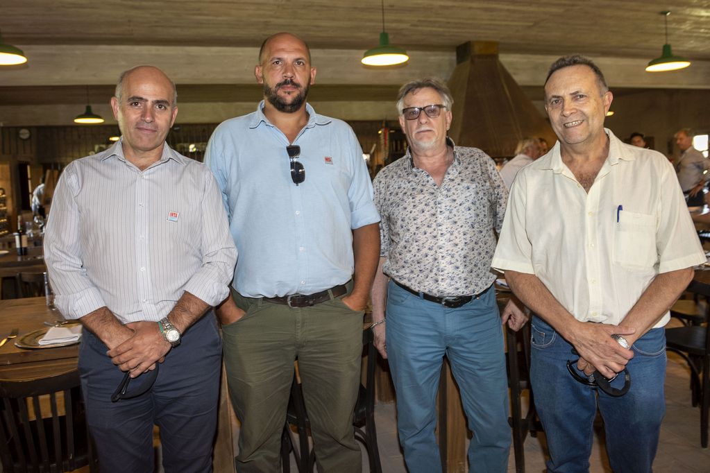 Leonardo Miranda, Subsecretario de Agricultura de Mendoza junto a Alejandro García, Oscar Vidoni y Diego Fernández.