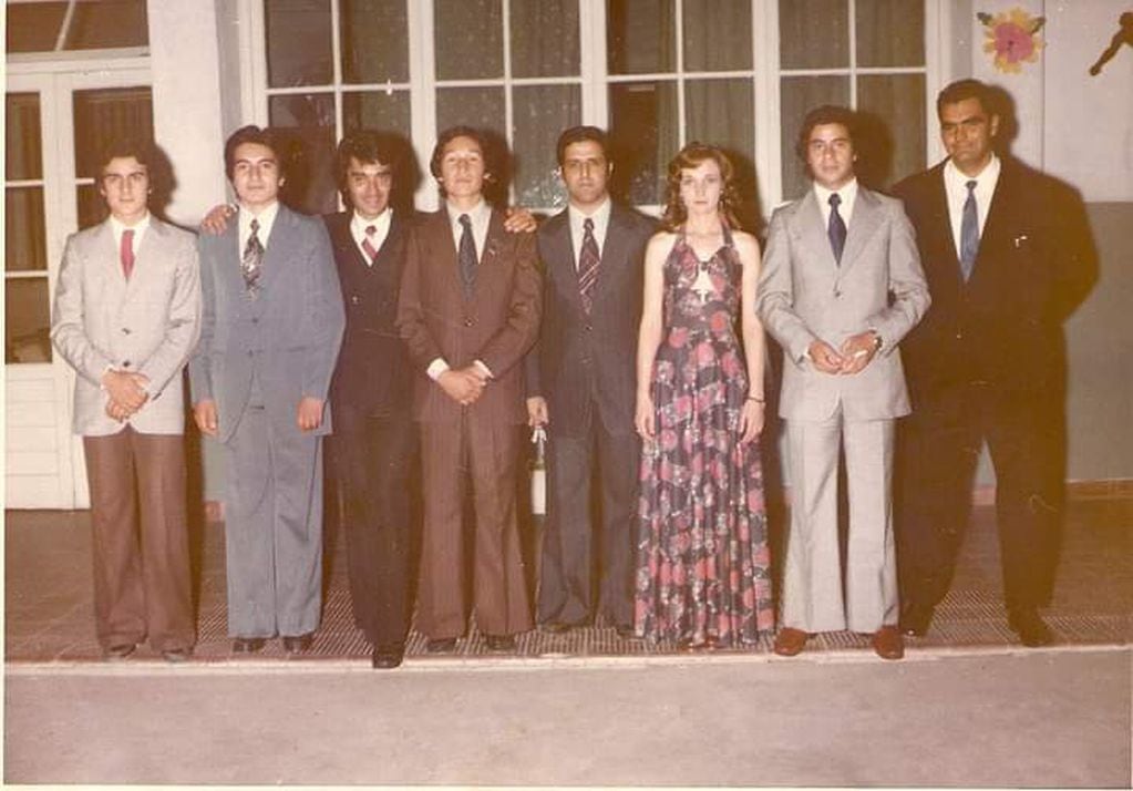 1975. Primera promoción de egresados de la secundaria de Medrano.