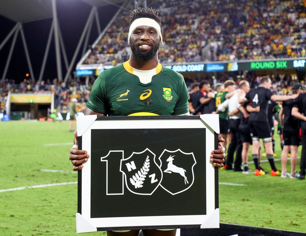 El capitán de Sudáfrica, Siya Kolisi, sostiene un cuadro con el número que identifica la cantidad de enfrentamientos que tuvo su seleccionado contra la de Nueva Zelanda. /AP