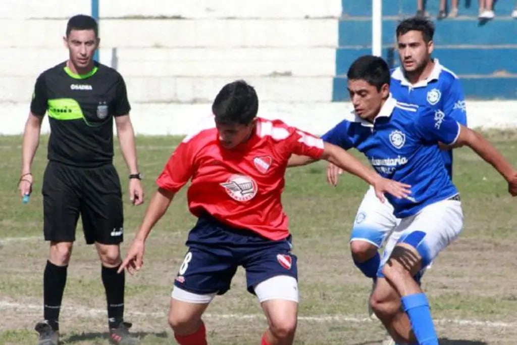 El Rojo de Calle Larga goleó a Quiroga por 3 a 0 y es líder junto con Monte Comán, equipo que empató en su visita a Cuadro Benegas.