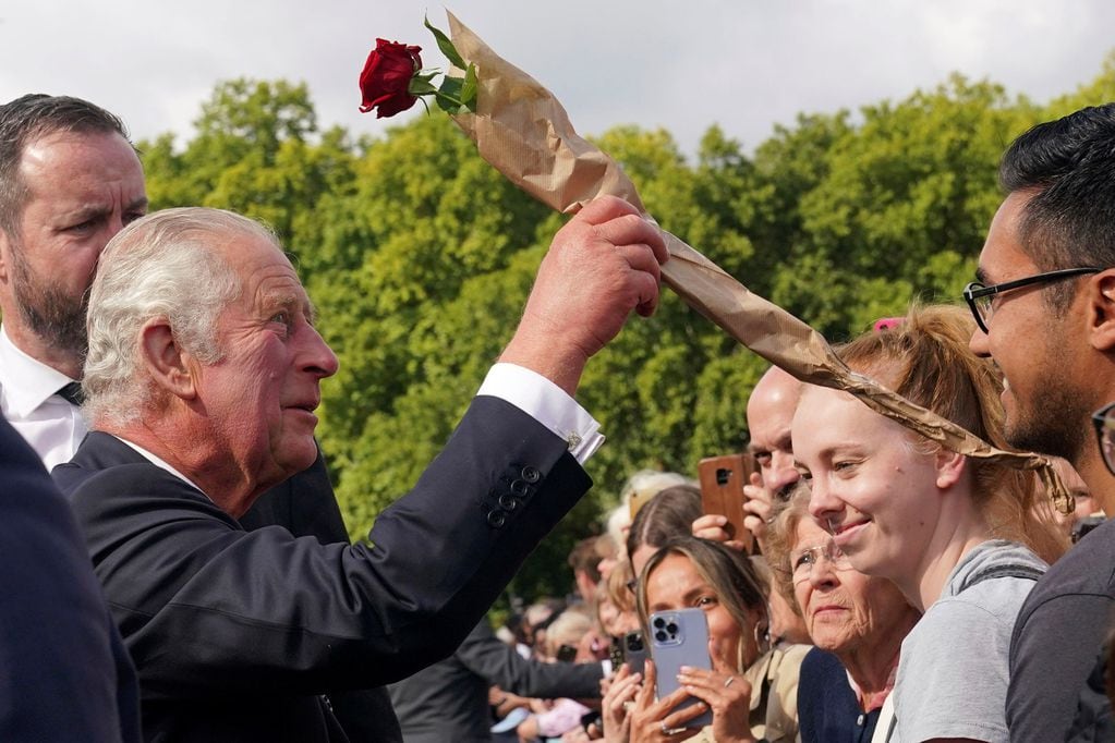 Carlos III recibe presentes durante las ceremonias de honor a su madre (AP).
