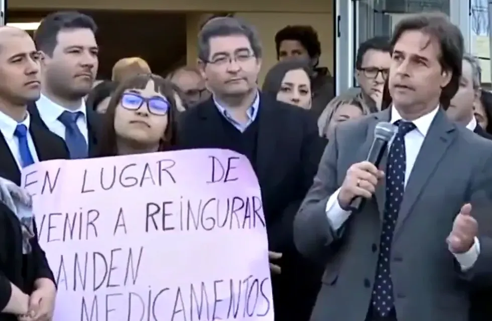 El presidente de Uruguay fue interrumpido durante un acto e invitó a la manifestante a acercarse a él.