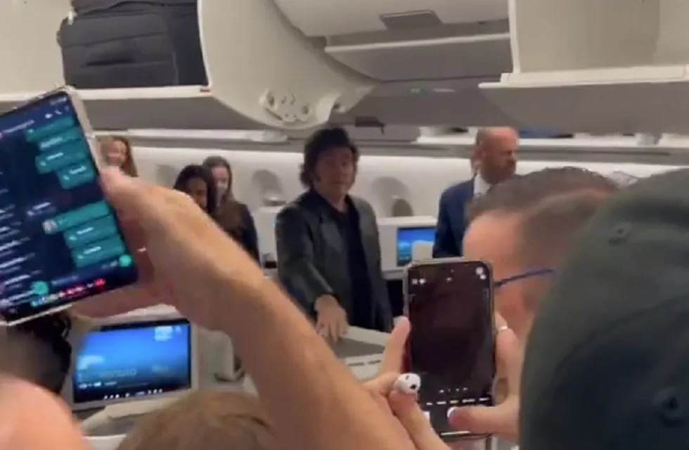 Javier Milei, en el vuelo de vuelta a Argentina tras su gira internacional (X/madorni)