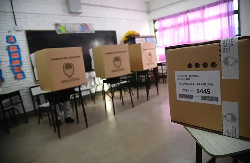 Una mujer ingresó al box de votación y luego sacó su teléfono móvil, Gentileza: La Nación.