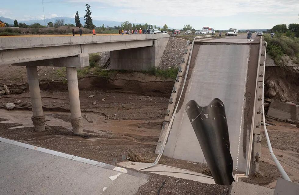 El derrumbe de un puente sobre Ruta 40 pone en debate las obras de Vialidad. Foto: Ignacio Blanco / Los Andes