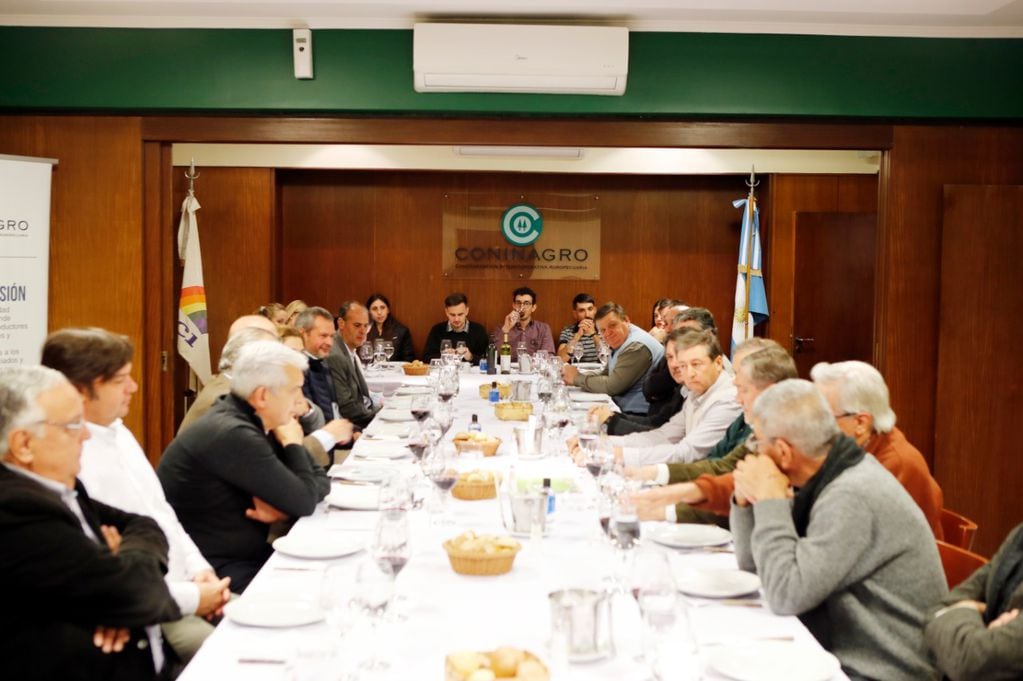 En el marco de la reunión de Consejo de Administración de la entidad representada por Consejeros de las diferentes producciones del país, se reunieron junto al Ministro de Agricultura, y funcionarios que acompañaron a Julián Domínguez.