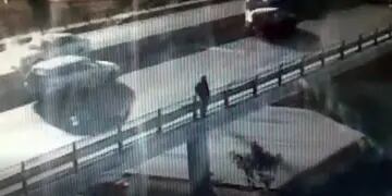 Video: un grupo de policías frustró el intento de un joven de arrojarse desde un puente del Acceso Sur
