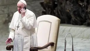 El Papa Francisco hablando por teléfono